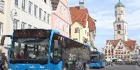 Bild von einem Bus auf dem Marktplatz der Stadt Biberach