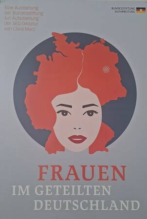 Das Plakat zeigt das stilisierte Gesicht einer Frau mit roten Haaren, die die Form von Ost- und Westdeutschland darstellen, mit dem Titel "Frauen im geteilten Deutschland".