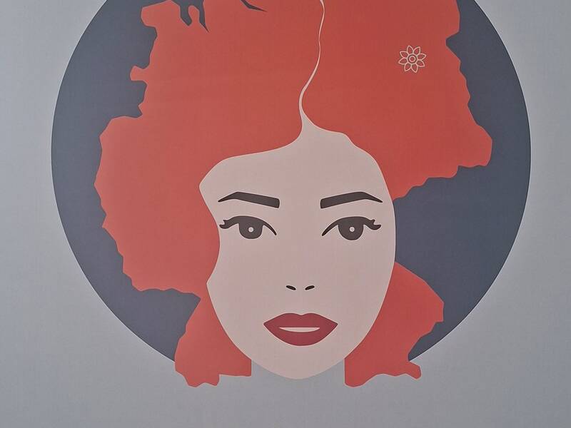 Das Plakat zeigt das stilisierte Gesicht einer Frau mit roten Haaren, die die Form von Ost- und Westdeutschland darstellen, mit dem Titel "Frauen im geteilten Deutschland".