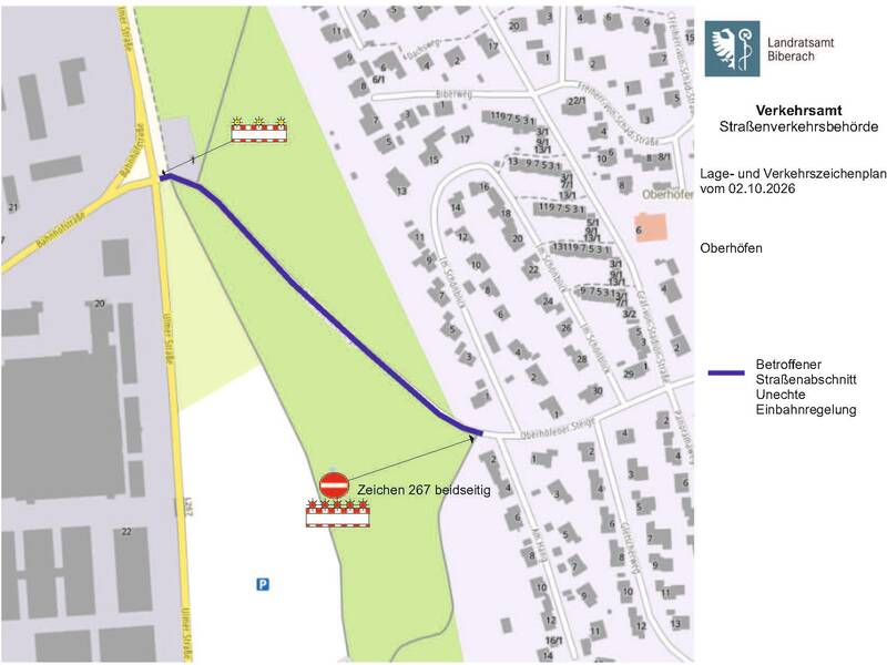 Der Verkehrszeichenplan zeigt einen betroffenen Straßenabschnitt in Oberhöfen mit einer unechten Einbahnregelung, der durch violette Linien markiert ist, und beinhaltet Straßensperrungen sowie Umleitungen ab dem 2. Oktober 2026.