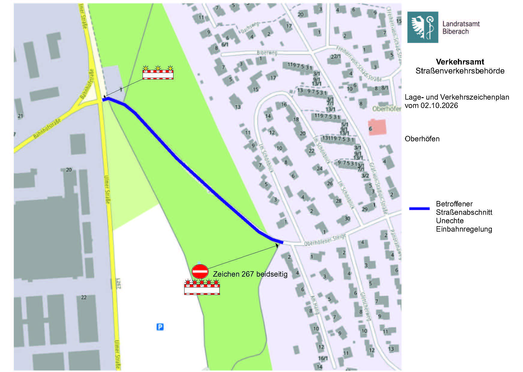 Der Verkehrszeichenplan zeigt einen betroffenen Straßenabschnitt in Oberhöfen mit einer unechten Einbahnregelung, der durch violette Linien markiert ist, und beinhaltet Straßensperrungen sowie Umleitungen ab dem 2. Oktober 2026.